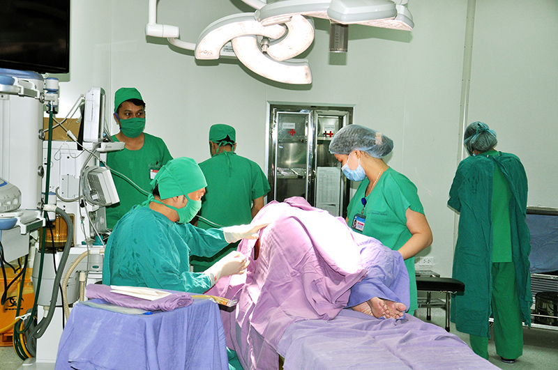 Thực hiện kỹ thuật gây tê ngoài màng cứng trong phẫu thuật lấy thai tại Bệnh viện Sản Nhi tỉnh.