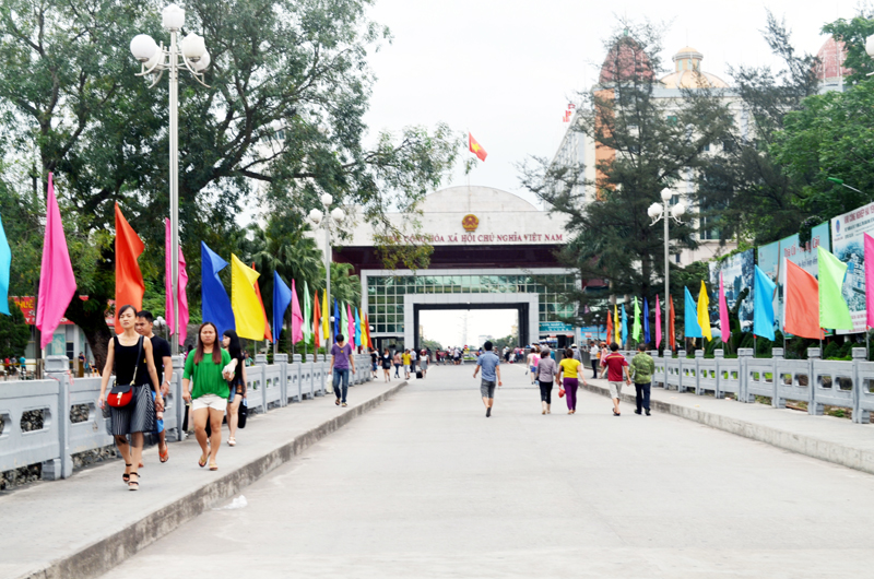 Cửa khẩu quốc tế Móng Cái - “cầu nối” thông thương và giao lưu văn hoá giữa Việt Nam và Trung Quốc ở Móng Cái.