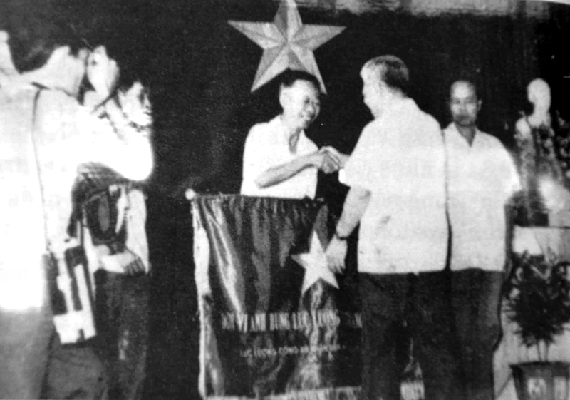Giám đốc Công an tỉnh Lê Mai đón nhận danh hiệu Anh hùng lực lượng vũ trang nhân dân mà Đảng và Nhà nước trao tặng tập thể cán bộ, chiến sĩ Công an tỉnh Quảng Ninh năm 1980. Ảnh Tư liệu