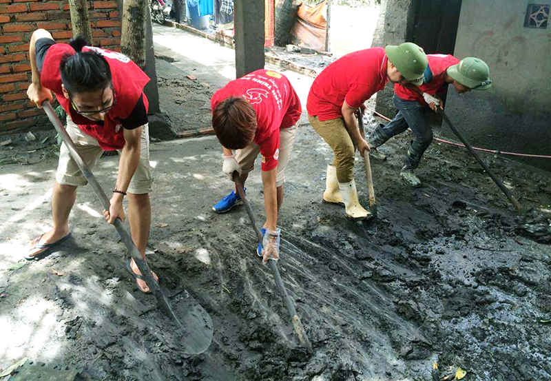 Đội tình nguyện viên CTĐ tỉnh giúp các hộ dân phường Cao Thắng (TP Hạ Long) dọn dẹp bùn đất ngập tràn vào nhà.