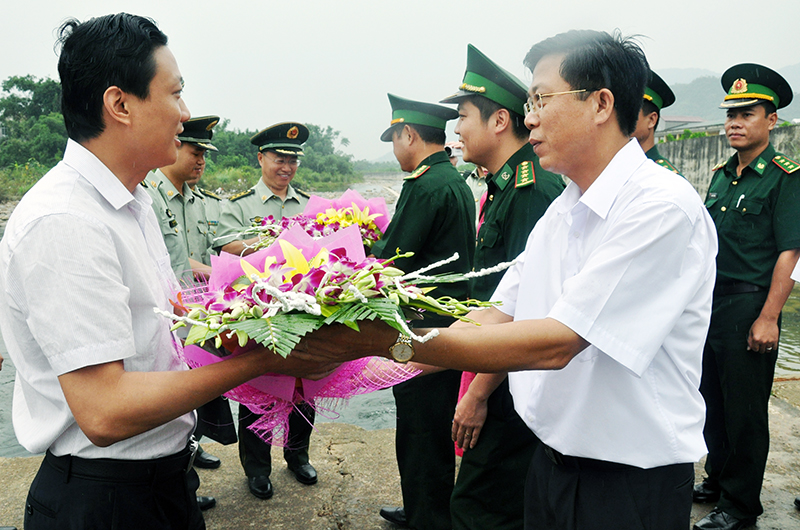 Lãnh đạo xã Hải Sơn và Đồn BP Pò Hèn (Việt Nam) thân mật đón đoàn đại biểu trấn La Nương (Trung Quốc).
