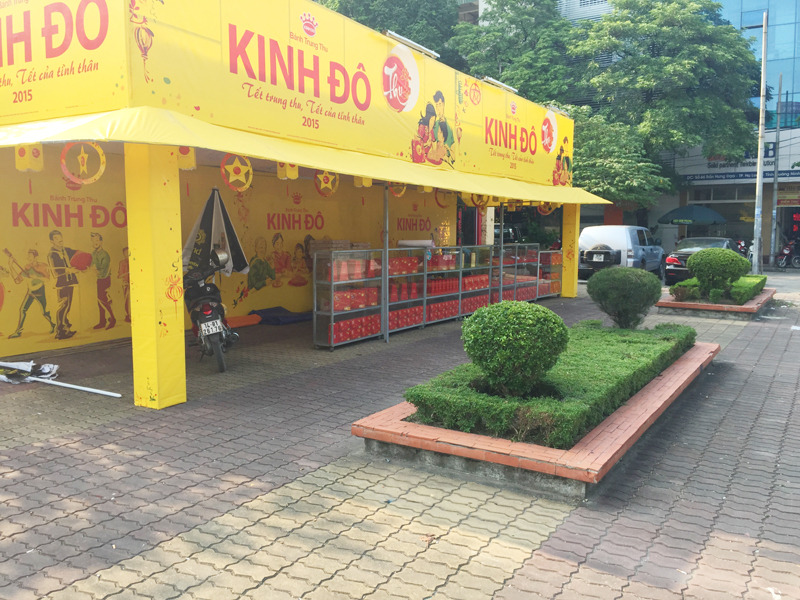 Một gian hàng được dựng trái phép trên vỉa hè trước cửa trường Tiểu học Trần Hưng Đạo.