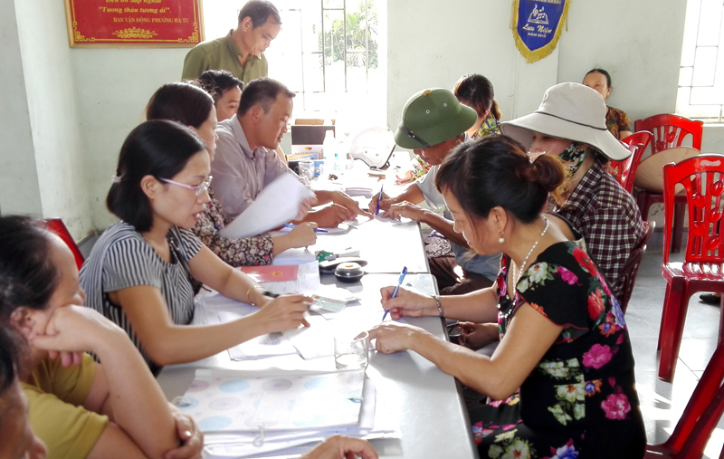Cán bộ phường Hà Tu (TP Hạ Long) chi trả các chế độ hỗ trợ cho nhân dân bị thiệt hại do mưa lụt trên địa bàn.