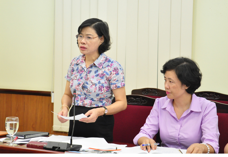 Đồng chí Lê Thị Hạnh, Giám đốc Sở Nội vụ, Trưởng Tiểu ban Nội dung phát biểu tại cuộc họp.