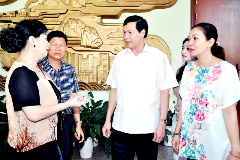 Chủ tịch UBND tỉnh Nguyễn Đức Long trao đổi với đại diện các doanh nghiệp bên lề Hội nghị gặp gỡ, đối thoại doanh nghiệp tháng 7-2015. Ảnh: Đỗ Phương