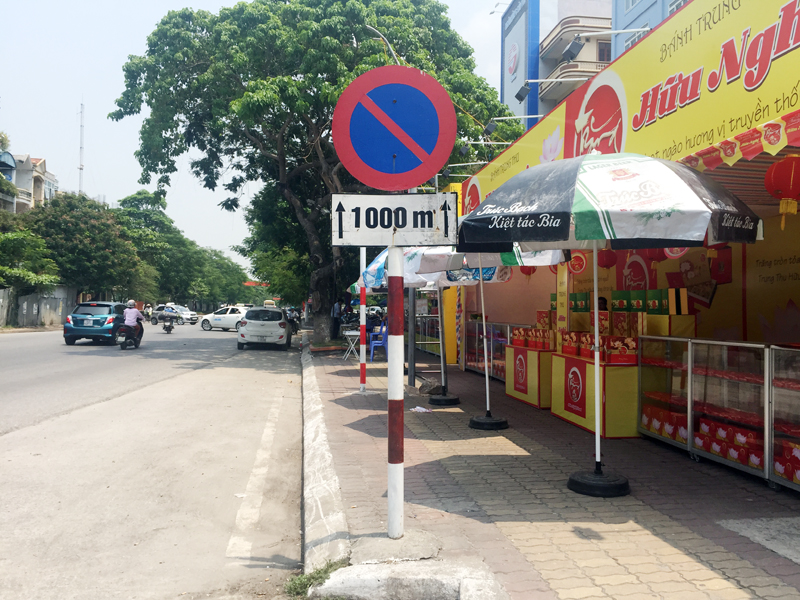 Đường Trần Hưng Đạo có biển cấm dừng đỗ nhưng chính quyền phường vẫn để cho tiểu thương lấn chiếm vỉa hè bán hàng.