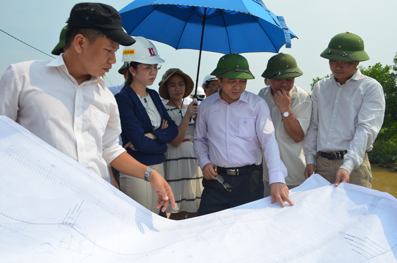 Đồng chí Đặng Huy Hậu chỉ đạo công tác GPMB dự án đường cao tốc Hạ Long-Vân Đồn, đoạn qua huyện Hoành Bồ.