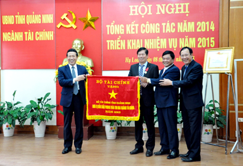 Sở Tài chính đón nhận cờ đơn vị dẫn đầu thi đua ngành Tài chính của Bộ Tài chính năm 2013. Ảnh: Hồng Nhung