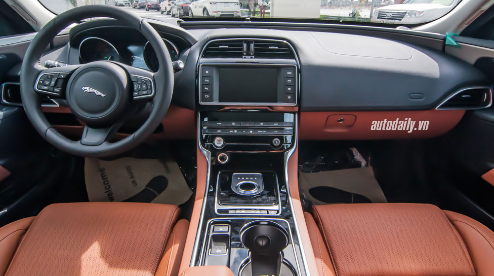  Không gian nội thất của Jaguar XE 2015.