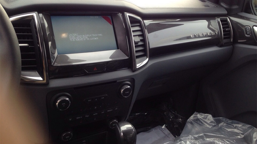  Nội thất bên trong chiếc Ford Everest 2015 phiên bản tay lái thuận.