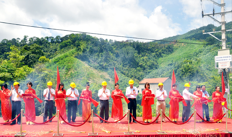 Các đại biểu cắt băng khánh thành Dự án đầu tư xây dựng lưới điện nông thôn giai đoạn I, II (ảnh chụp tại xã Đồng Sơn, huyện Hoành Bồ tháng 6-2013). 
