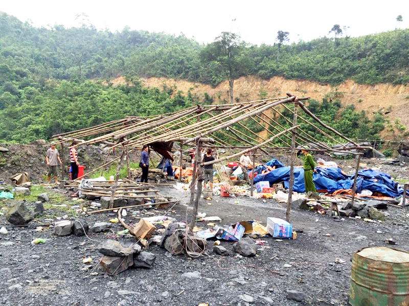 Các lực lượng chức năng trên địa bàn (TP Uông Bí) phá dỡ các lán trại trái phép tại khai trường Công ty Vietmindo, tháng 6-2015.