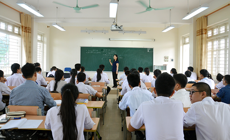Tiết học toán của học sinh lớp 10C1 Trường THPT Chuyên Hạ Long.