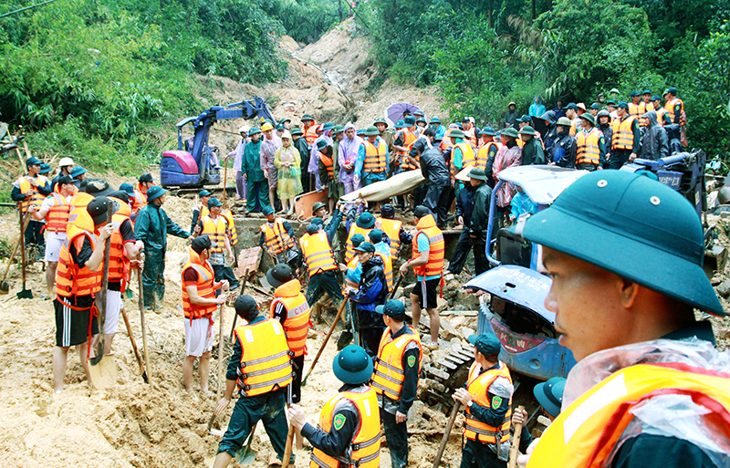 CBCS, dân quân tự vệ tham gia tìm kiếm, cứu nạn và khắc phục hậu quả lũ ống tại khu 4, phường Cao Thắng (TP Hạ Long).