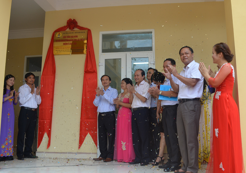 Các đại biểu làm lễ gắn biển công trình chào mừng Đại hội Đảng bộ tỉnh lần thứ XIV cho Công trình Nhà chức năng trường Tiểu học thị trấn Tiên Yên