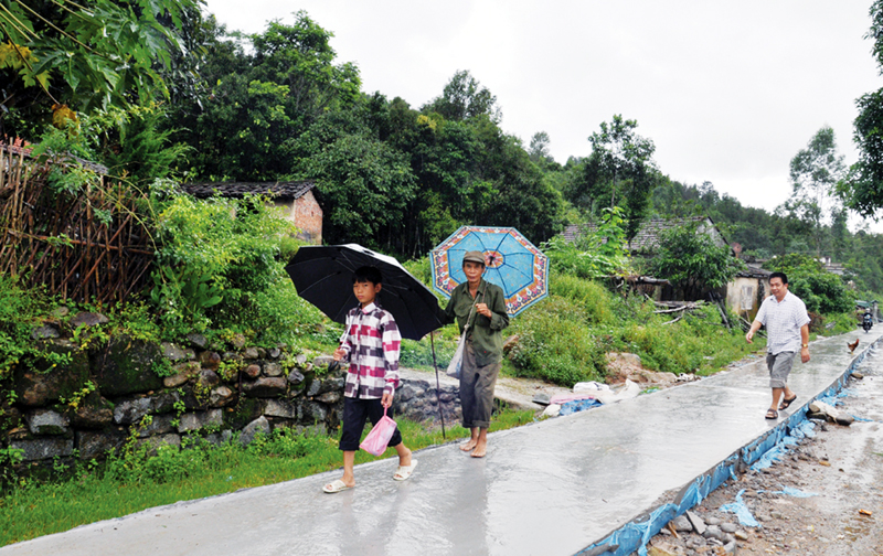 Đường nội bản nối thôn Đồng Thắng đến thôn Sông Moóc A (xã Đồng Văn, huyện Bình Liêu) đang hoàn thiện, góp phần thúc đẩy phát triển kinh tế - xã hội địa phương.