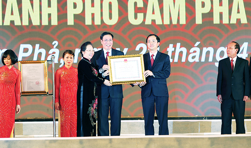 Phó Chủ tịch nước Nguyễn Thị Doan trao Huân chương Độc Lập hạng Nhất cho Đảng bộ, chính quyền, nhân dân TP Cẩm Phả tại Lễ kỷ niệm 60 năm Ngày Giải phóng Khu mỏ 25-4 (1955-2015).