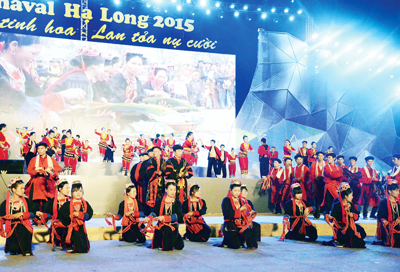 Tiết mục “Múa rồng” của đội văn nghệ xã Bằng Cả (huyện Hoành Bồ) tại Carnaval Hạ Long 2015.