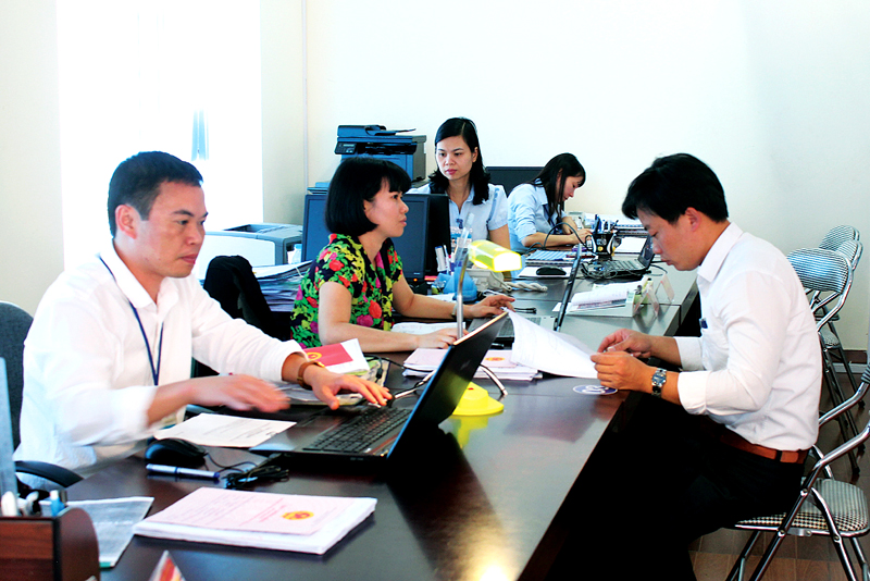 Cán bộ Trung tâm Hành chính công TP Uông Bí hướng dẫn người dân thực hiện các thủ tục hành chính. Ảnh: Nguyên Ngọc (Cổng Thông tin điện tử tỉnh)