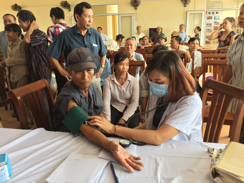 Các bác sĩ Hà Nội khám bệnh cho người dân phường Cao Xanh TP Hạ Long