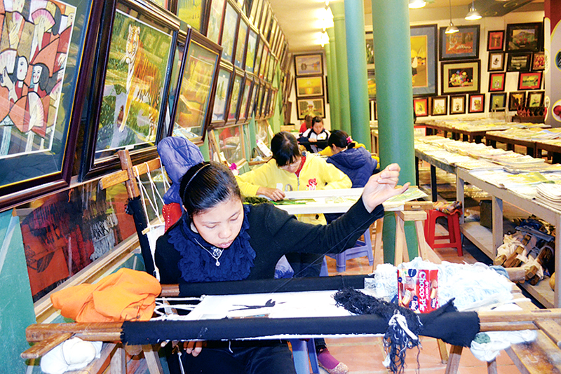 Sản xuất tranh thêu tại Công ty CP Thành Đồng (Đông Triều).