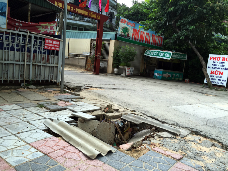 Một miệng cống ngay gần Trung tâm tổ chức hội nghị tỉnh không được sửa chửa.