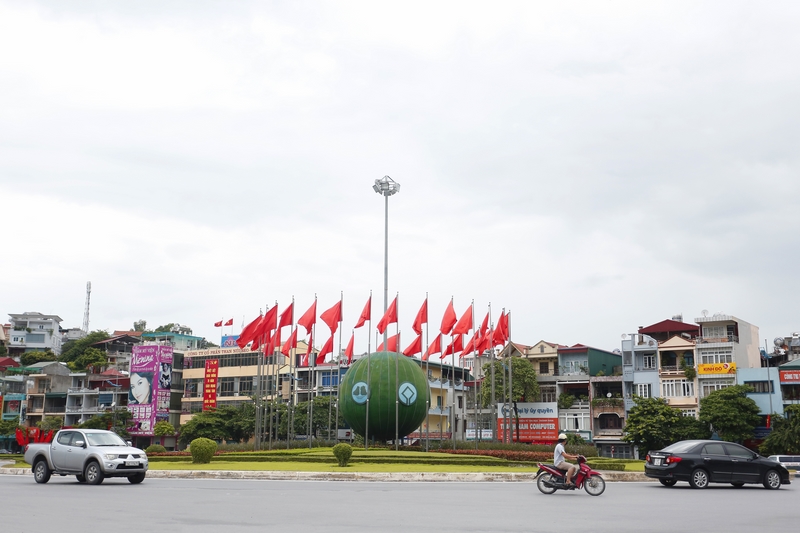 Khu cực trung tâm thành phố rực rỡ với hàng cờ đỏ.