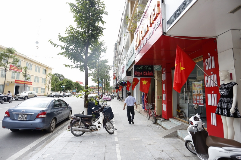 Nhà nhà treo cờ kỷ niệm ngày Tết Độc lập.