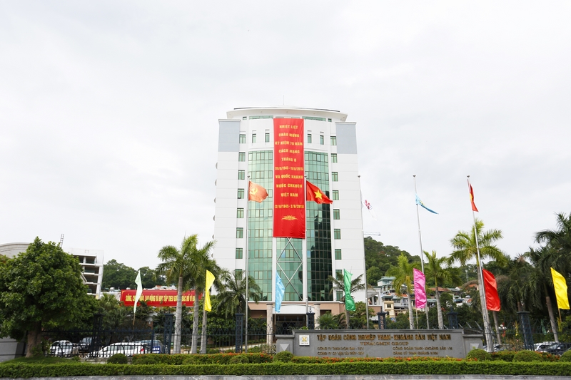 Các trụ sở, cơ quan cũng được trang trí cờ hoa, biểu ngữ.