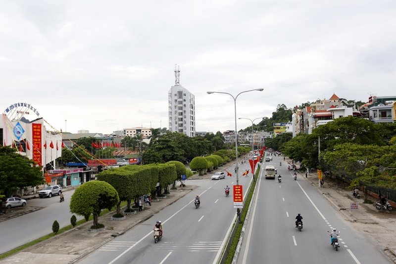 Cờ đỏ sao vàng và cờ búa liềm được treo dọc các tuyến đường của thành phố.