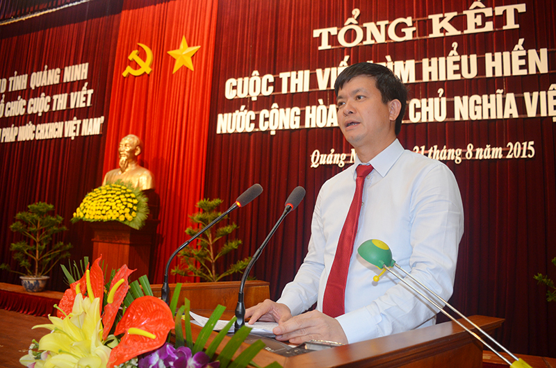 Đồng chí Lê Quang Tùng, Phó Chủ tịch UBND tỉnh, Trưởng Ban Tổ chức cuộc thi phát biểu tại lễ trao giải.