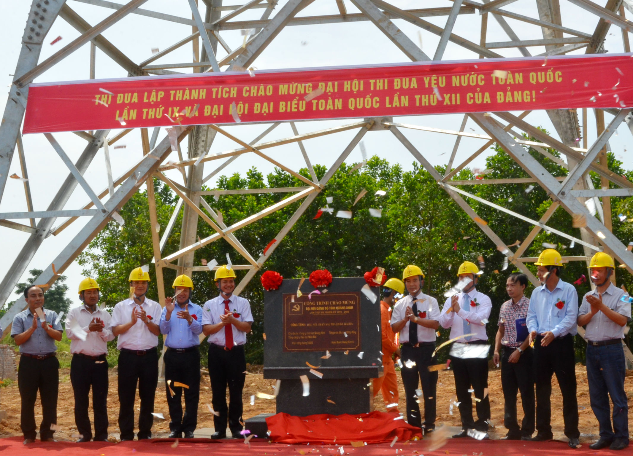 Gắn biển chào mừng Đại hội Đảng bộ tỉnh lần thứ XIV cho công trình đấu nối đường dây 110kV sau trạm biến áp 220kV Hải Hà