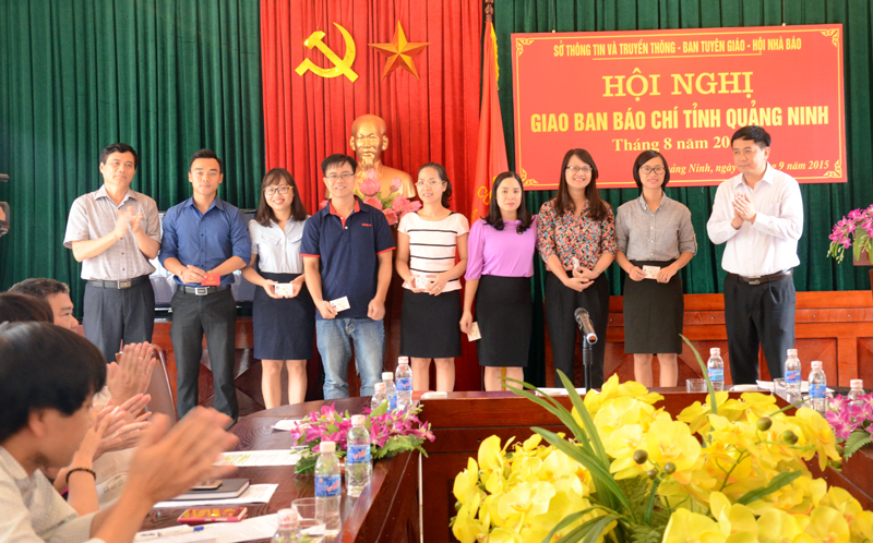 Phóng viên, biên tập viên Báo Quảng Ninh nhận thẻ nhà báo.