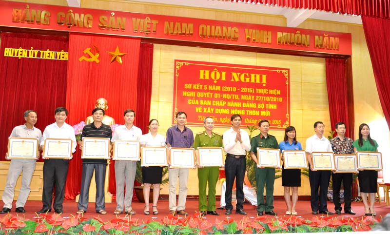 Các tập thể có thành tích xuất sắc trong thực hiện chương trình xây dựng nông thôn mới được nhận bằng khen của huyện Tiên Yên.