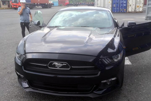 Ford Mustang 2015 với màu đen tăng thêm vẻ bề ngoài mạnh mẽ của chiếc xe.