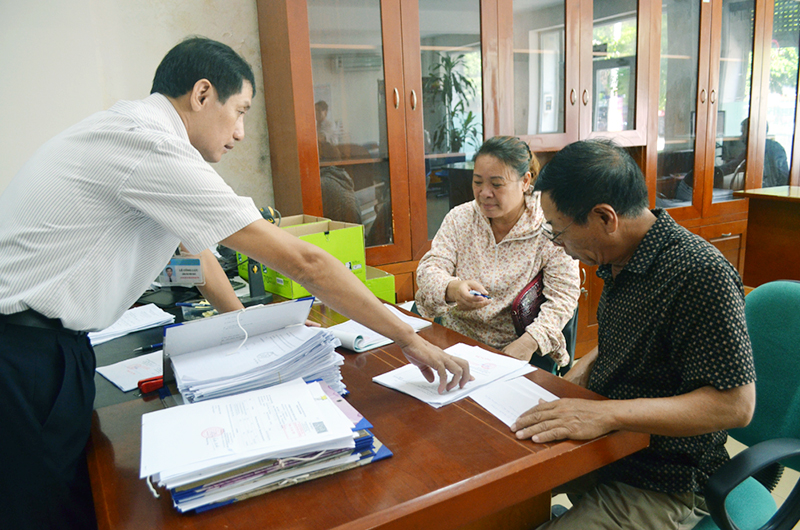 Hướng dẫn người dân làm thủ tục tại bộ phận “một cửa” của Chi cục thuế TP Hạ Long.