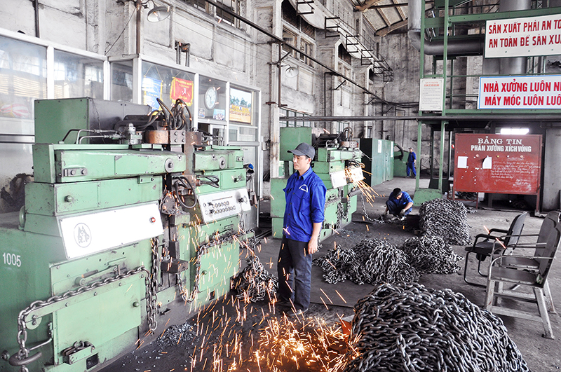 Sản xuất xích vòng áp dụng công nghệ của Đức tại Công ty CP Cơ khí Mạo Khê - Vinacomin (TX Đông Triều).  Ảnh: Phạm Hoạch