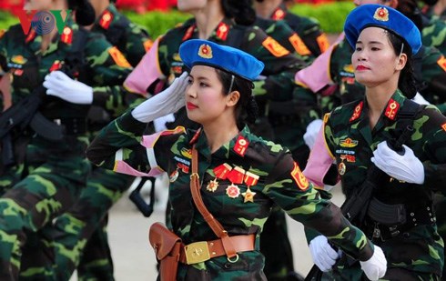 Nữ Khối trưởng Phạm Trúc Sơn Quỳnh dẫn đầu Khối nữ chiến sĩ quân y diễu binh qua lễ đài sáng 2/9 (ảnh: Quang Trung/VOV.VN)
