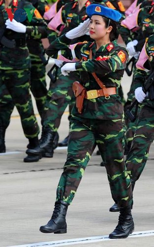 Khối trưởng Phạm Trúc Sơn Quỳnh có động tác điều lệnh đẹp mắt, đáp ứng được niềm tin của ban chỉ huy  (ảnh: Quang Trung/VOV.VN)