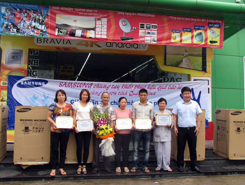 Đại diện Samsung và Công ty TNHH Điện máy Hali trao tặng 5 máy giặt cho các trường, đơn vị.