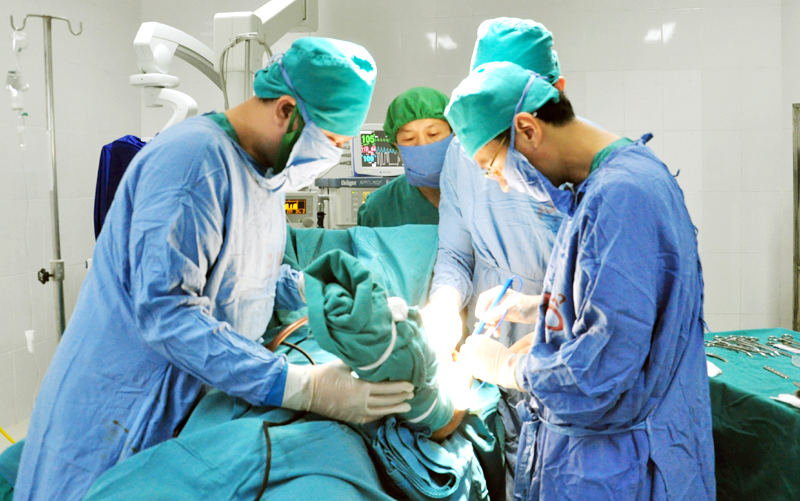 Bác sĩ Lê Ngọc Dũng (ngoài cùng, bên phải) đang thực hiện ca phẫu thuật cho bệnh nhân.
