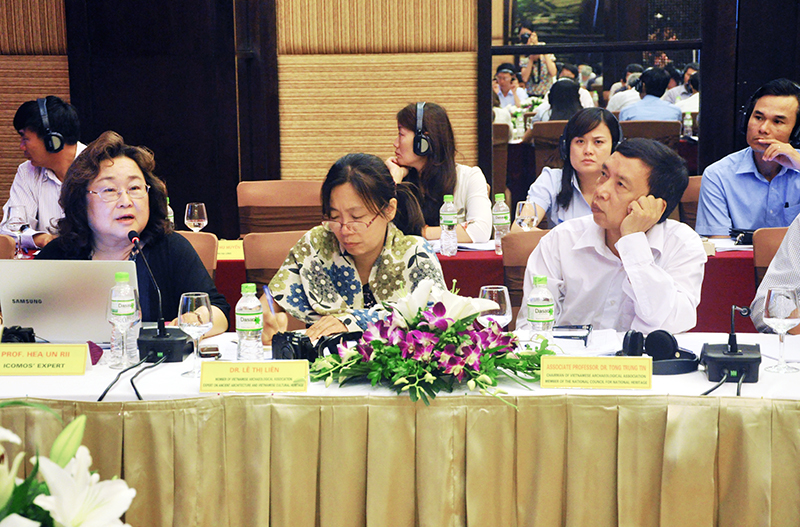 GS Hea Un Rii (hàng đầu, bên trái) chia sẻ kinh nghiệm về việc lập hồ sơ di sản thế giới tại Hội thảo nhận diện bước đầu giá trị nổi bật toàn cầu của Quần thể di tích - danh thắng Yên Tử, ngày 18-8-2015, tại TP Hạ Long.