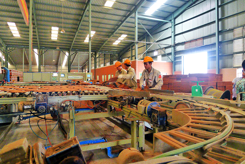 Sản xuất gạch tại Công ty CP Gốm Đất Việt, TX Đông Triều Ảnh: Thu Trang