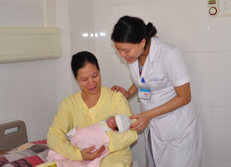 Bác sĩ Nguyễn Thu Hà thăm bệnh nhi Đặng Thị Tình sinh non, nhẹ cân.