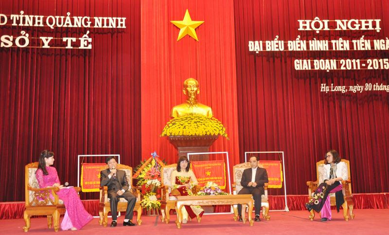 Y sĩ Nguyễn Duy Quân (thứ 2, phải sang) giao lưu tại hội nghị đại biểu điển hình tiên tiến ngành Y tế tỉnh giai đoạn 2011-2015, tổ chức tại TP Hạ Long.