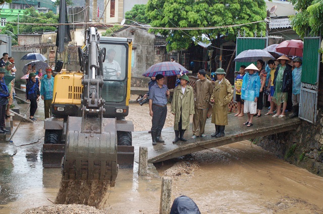 Phó Chủ tịch Thường trực UBND tỉnh Đặng Huy Hậu chỉ đạo công tác ứng phó với mưa lớn tại TP Cẩm Phả