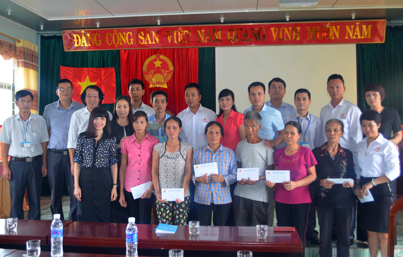 Hội DNT Quảng Ninh và Hải Phòng trao tặng quà cho hộ dân xã Đông Xá, huyện Vân Đồn