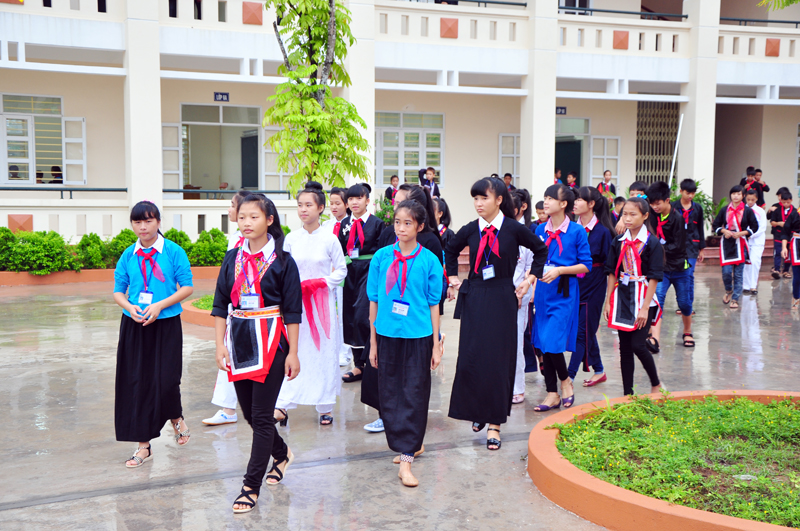 Các em học sinh nhà trường ai cũng mặc trên mình bộ trang phục dân tộc rực rỡ dự lễ khai giảng.
