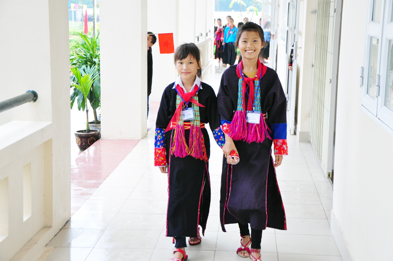 Các em học sinh nữ duyên dáng trong bộ trang phục dân tộc.