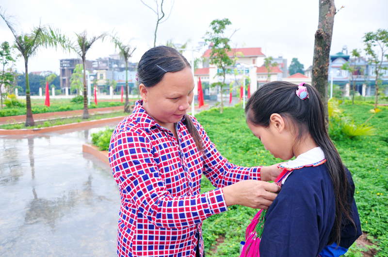 Phụ huynh có mặt từ sớm đưa con em mình dự lễ khai giảng.